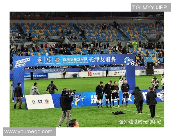 足球明星在比赛中绑鞋带的高清图片展示与背后的故事解析