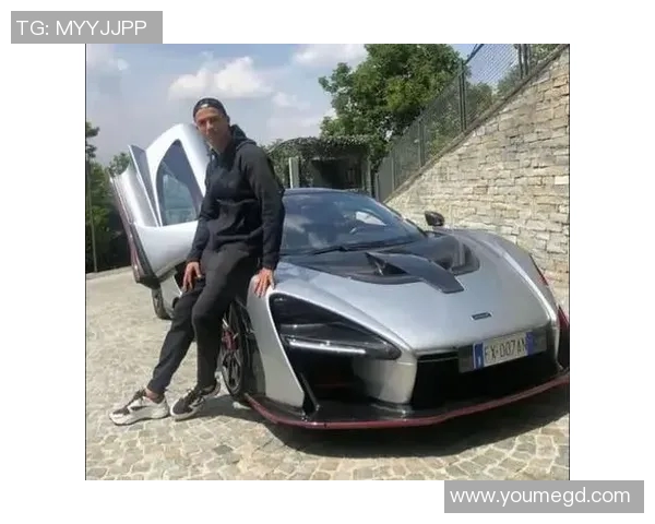 足球明星驾驭路虎卫士展现豪华与力量的完美结合