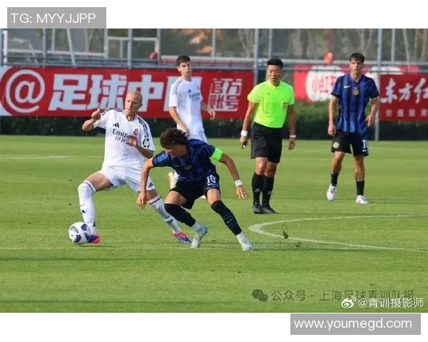 挑战极限模仿足球明星射门比赛展现你的足球技巧与风采